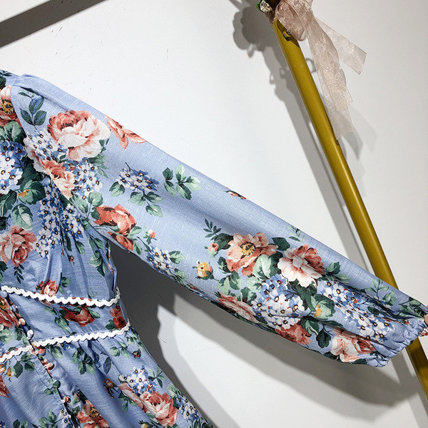 Σύντομη γυναικεία ολόσωμη φόρμα με V neckline και μακρύ μανίκι