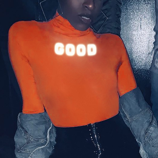 Corp de femeie cu o inscripție reflectorizantă în portocaliu și verde