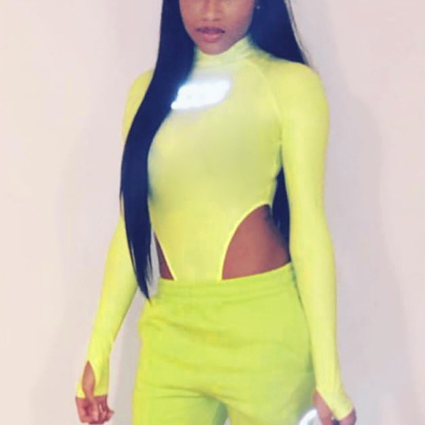 Corp de femeie cu o inscripție reflectorizantă în portocaliu și verde