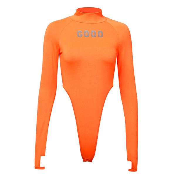 Corp de femeie cu o inscripție reflectorizantă în portocaliu și verde