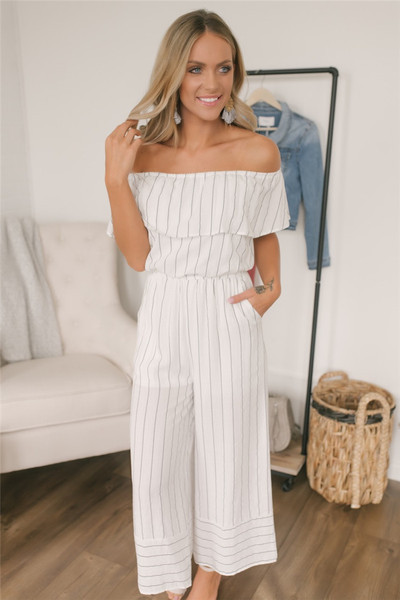 Γυναικεία ολόσωμη φόρμα με γυμνούς ώμους σε λευκό χρώμα