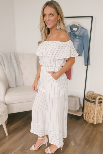 Γυναικεία ολόσωμη φόρμα με γυμνούς ώμους σε λευκό χρώμα