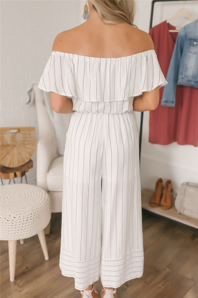 Γυναικεία ολόσωμη φόρμα με γυμνούς ώμους σε λευκό χρώμα