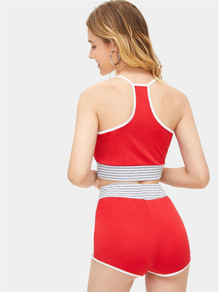 Κομψό και μοντέρνο γυναικείο σεταπό δύο τεμάχια - σορτς και αμάνικο σε κόκκινο χρώμα