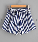 Pantaloni scurți moderni de damă în dungi, cu o panglică