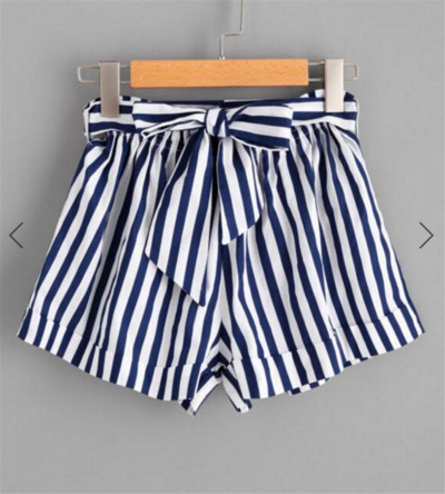 Pantaloni scurți moderni de damă în dungi, cu o panglică