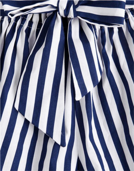 Pantaloni scurți moderni de damă în dungi, cu o panglică