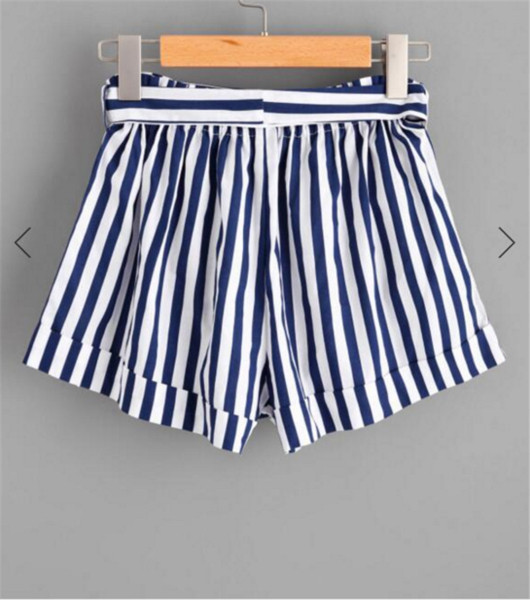 Pantaloni scurți moderni de damă în dungi, cu o panglică