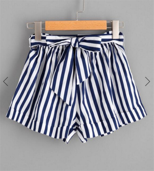 Pantaloni scurți moderni de damă în dungi, cu o panglică