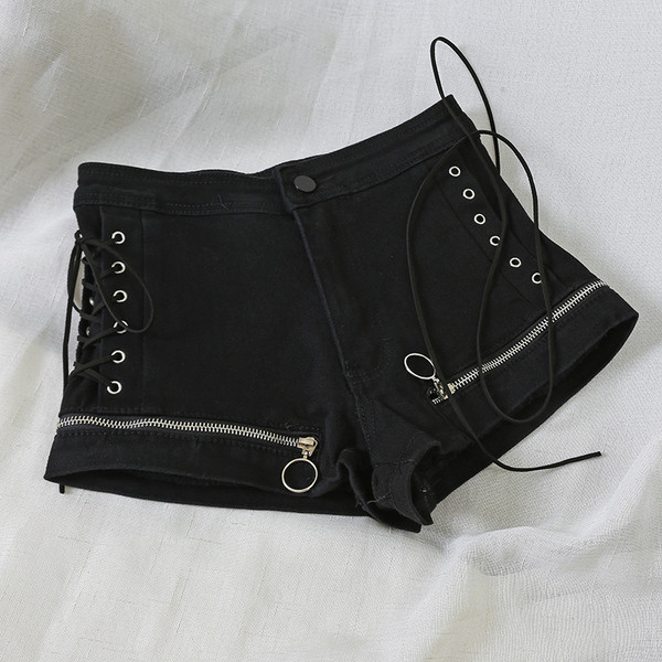 Pantaloni scurți de damă cu fermoare și cravate în alb-negru