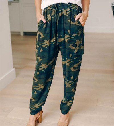 Pantaloni de camuflaj de damă moderni cu buzunare