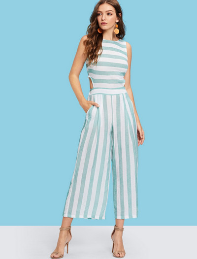 Salopetă modernă de damă cu dungi cu decolteu în formă de O