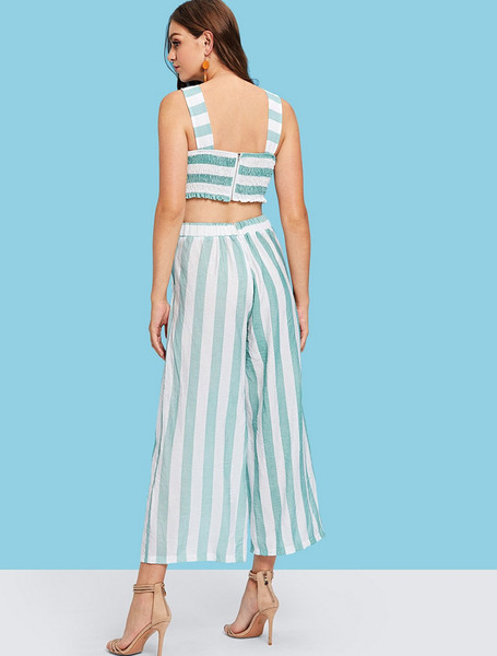 Salopetă modernă de damă cu dungi cu decolteu în formă de O