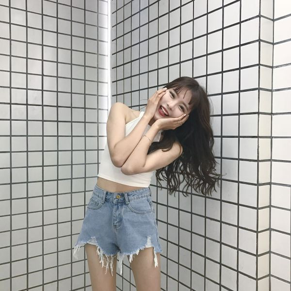 Pantaloni scurți de damă actuali cu motive rupte și talie înaltă