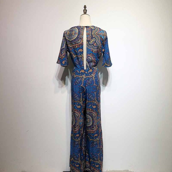 Salopetă lungă cu decolteu în V adânc