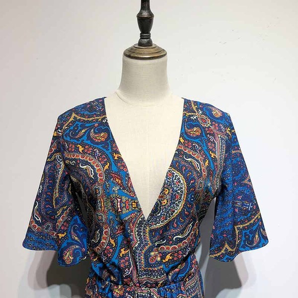 Salopetă lungă cu decolteu în V adânc