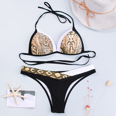 Ένα μοντέρνο μαγιό με τριγωνική πάνω μέρος σε τέσσερα χρώματα