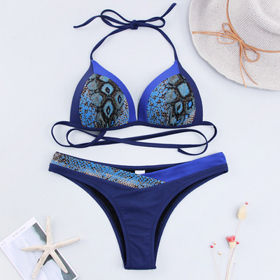 Ένα μοντέρνο μαγιό με τριγωνική πάνω μέρος σε τέσσερα χρώματα