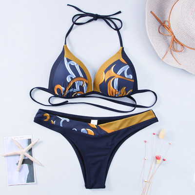 Ένα μοντέρνο μαγιό με τριγωνική πάνω μέρος σε τέσσερα χρώματα