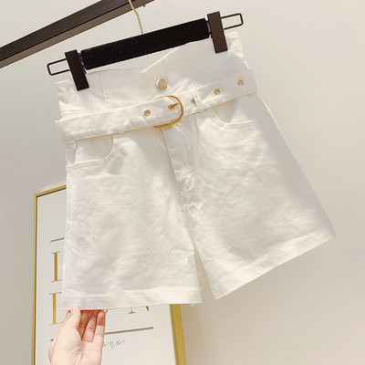 Pantaloni scurți de damă din denim cu curea în alb și negru