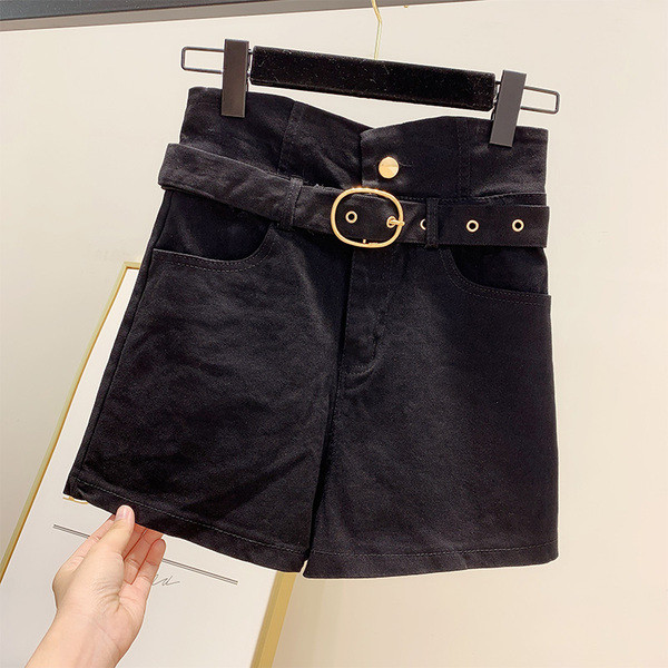 Pantaloni scurți de damă din denim cu curea în alb și negru