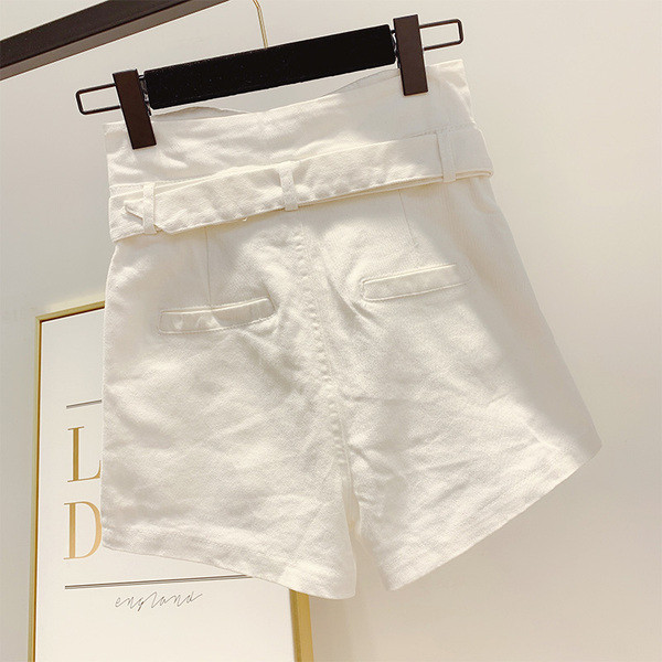 Pantaloni scurți de damă din denim cu curea în alb și negru