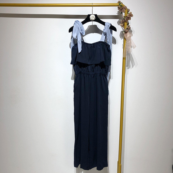 Γυναικεία ολόσωμη φόρμα με τετράγωνο λαιμό και ιμάντες ώμου