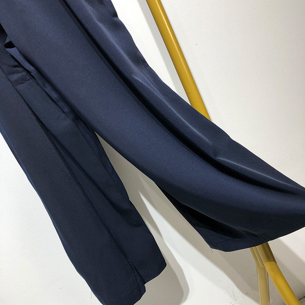 Γυναικεία ολόσωμη φόρμα με τετράγωνο λαιμό και ιμάντες ώμου