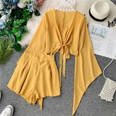 Set de damă de ultimă generație, care include o bluză cu mâneci lotus și pantaloni scurți în diferite culori