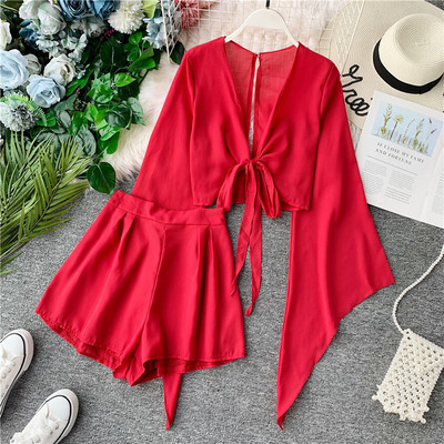 Set de damă de ultimă generație, care include o bluză cu mâneci lotus și pantaloni scurți în diferite culori