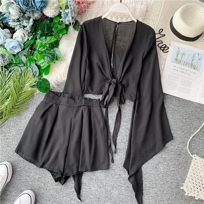 Set de damă de ultimă generație, care include o bluză cu mâneci lotus și pantaloni scurți în diferite culori