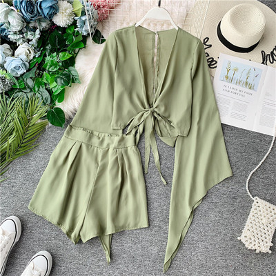 Set de damă de ultimă generație, care include o bluză cu mâneci lotus și pantaloni scurți în diferite culori