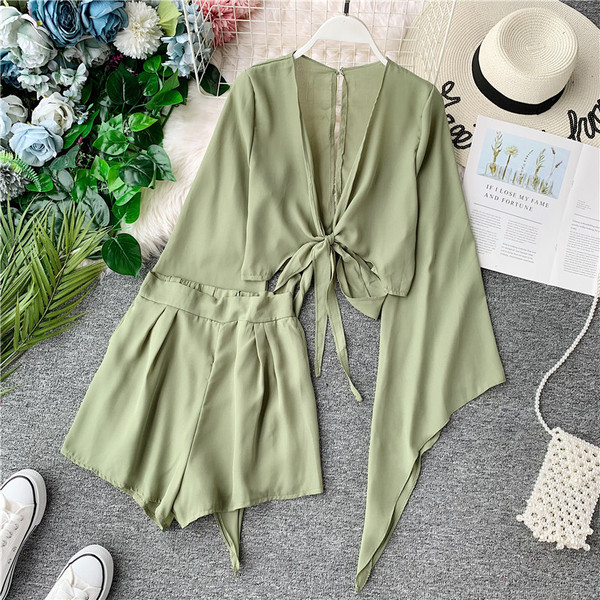 Set de damă de ultimă generație, care include o bluză cu mâneci lotus și pantaloni scurți în diferite culori