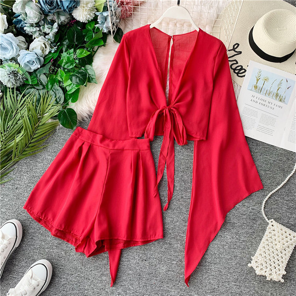 Set de damă de ultimă generație, care include o bluză cu mâneci lotus și pantaloni scurți în diferite culori