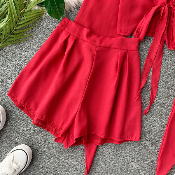 Set de damă de ultimă generație, care include o bluză cu mâneci lotus și pantaloni scurți în diferite culori