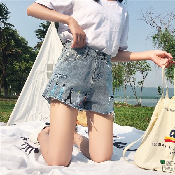 Pantaloni scurți casual de damă cu aplicații și motive rupte