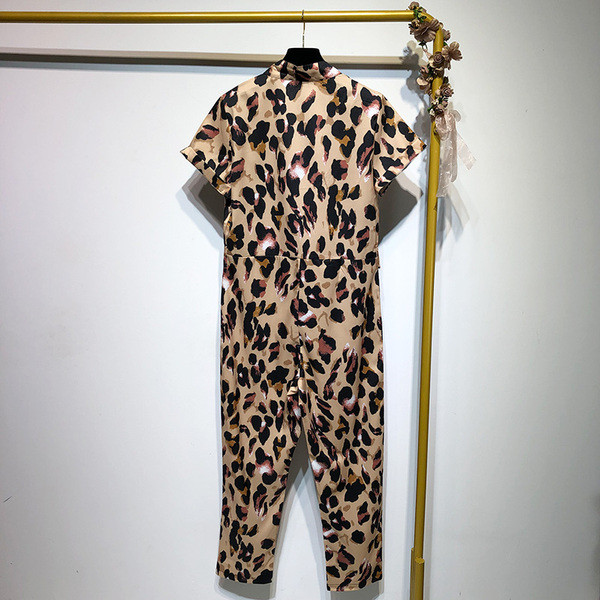 Γυναικεία ολόσωμη φόρμα  με κοντά μανίκια και τσέπες 