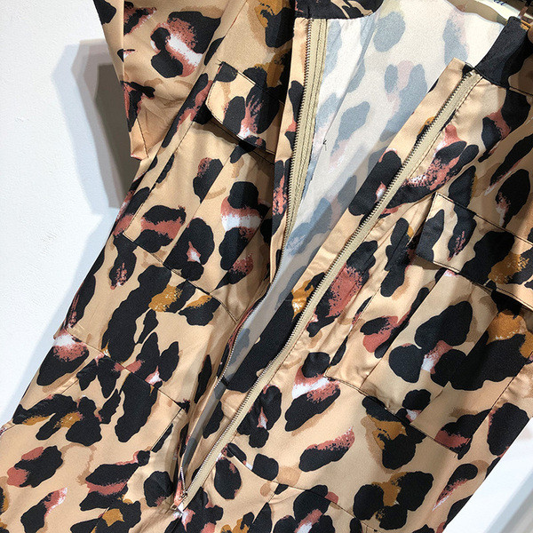 Γυναικεία ολόσωμη φόρμα  με κοντά μανίκια και τσέπες 