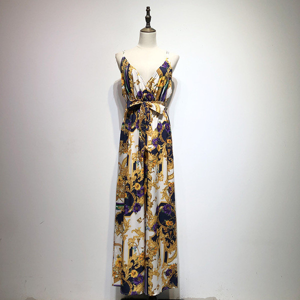 Salopetă de damă cu decolteu în V adânc și bretele subțiri