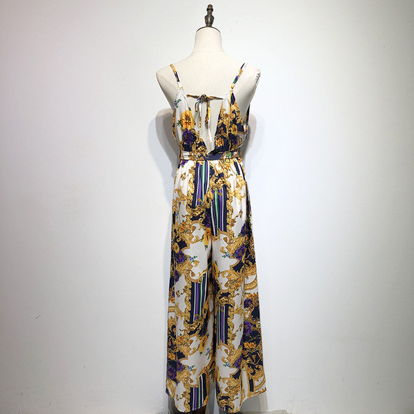 Salopetă de damă cu decolteu în V adânc și bretele subțiri