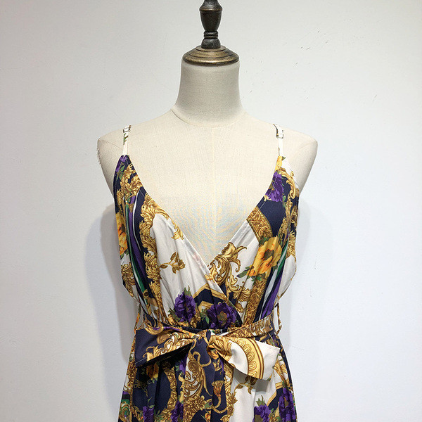 Salopetă de damă cu decolteu în V adânc și bretele subțiri