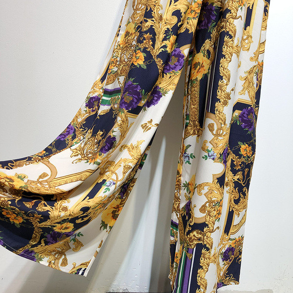 Salopetă de damă cu decolteu în V adânc și bretele subțiri