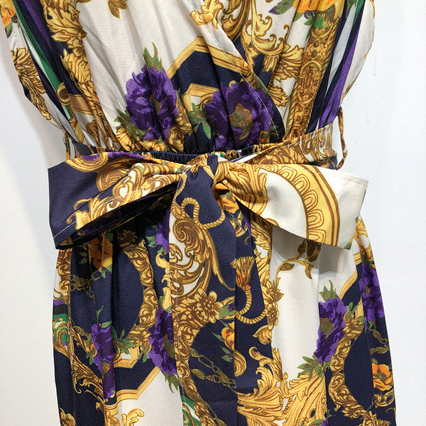 Salopetă de damă cu decolteu în V adânc și bretele subțiri