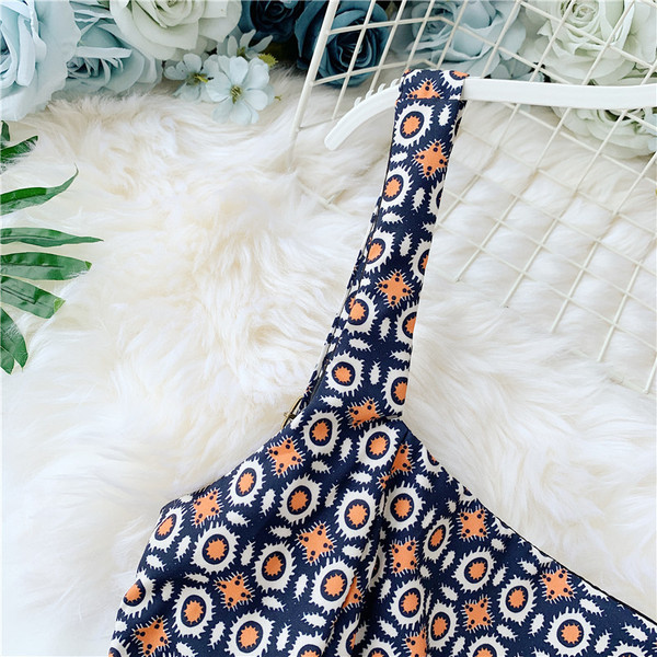 Salopeta de dama colorata cu nasturi si bretele subtiri