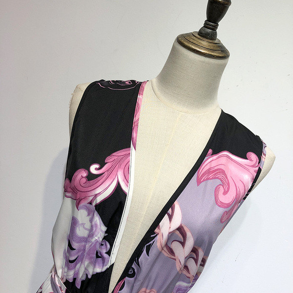 Salopetă de damă cu decolteu în V adânc și spate gol