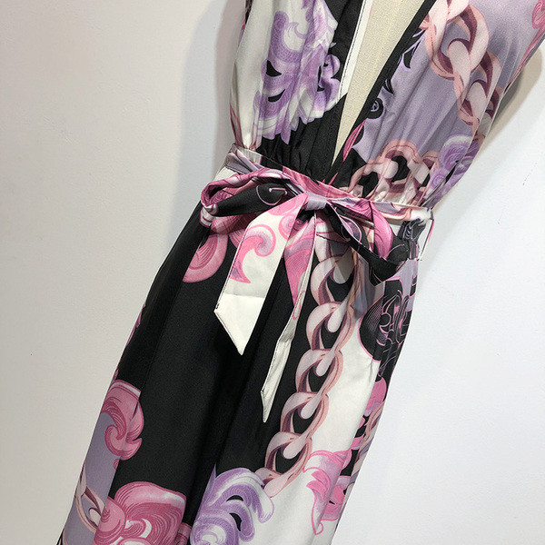 Salopetă de damă cu decolteu în V adânc și spate gol