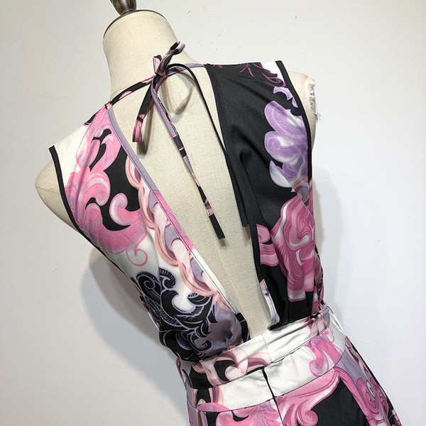 Salopetă de damă cu decolteu în V adânc și spate gol