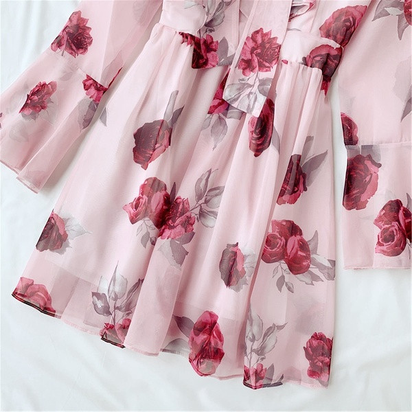 Rochie modernă de damă cu mâneci lungi și model floral în albastru și roz