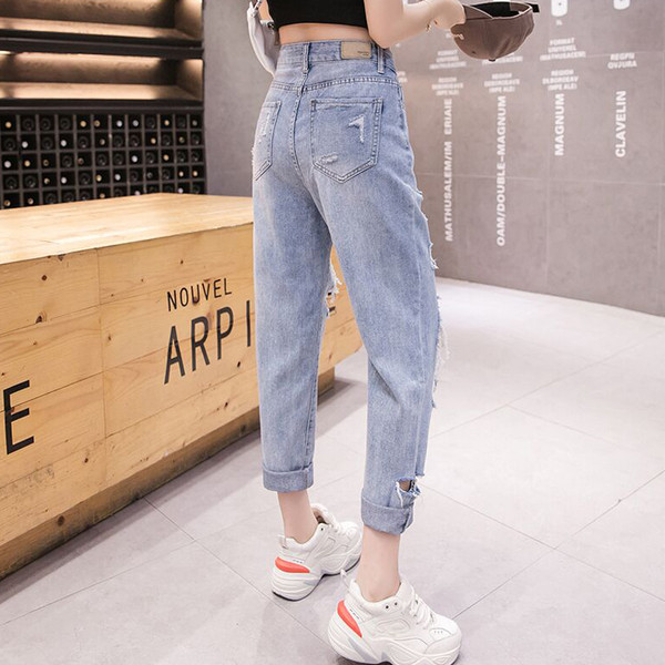 Blugi moderni de dama in culoare deschisa si motive rupte