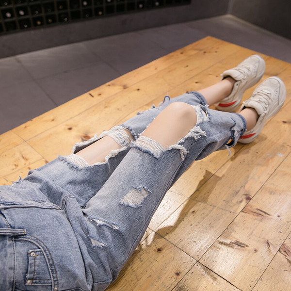 Blugi moderni de dama in culoare deschisa si motive rupte